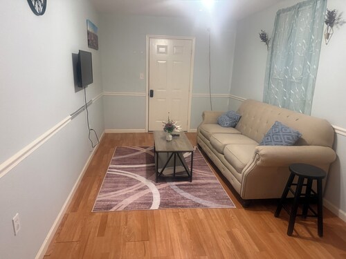 Welcoming apartment with private fenced yard