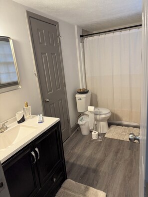 Sèche-cheveux, serviettes fournies, savon, papier toilette