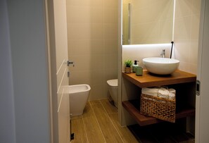 Umweltfreundliche Kosmetikartikel, Haartrockner, Bidet, Handtücher