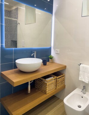 Umweltfreundliche Kosmetikartikel, Haartrockner, Bidet, Handtücher