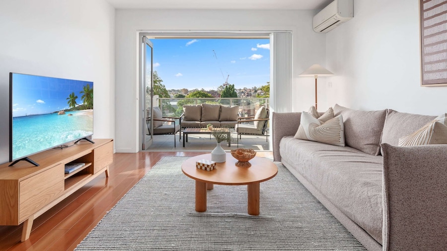 Bright 2-bed Apartment With Balcony & Garage