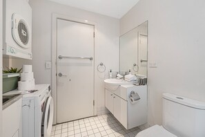 Apartment | Bathroom | Towels - Chic Apartment in Heart of Adelaide (Adelaide)