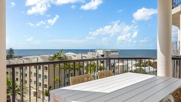 Apartment | Outdoor dining