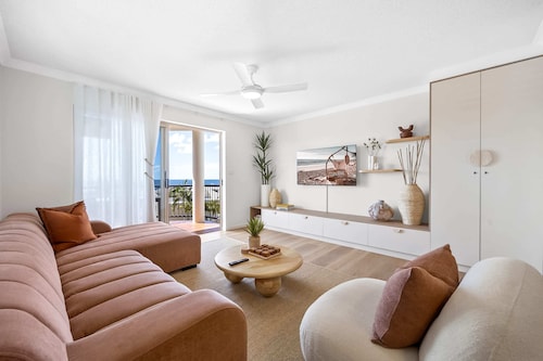 Bright 2-bed Apartment With Stunning Ocean Views