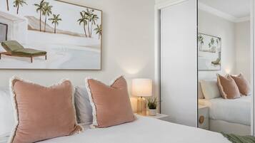 Apartemen | 2 kamar tidur, ruang kerja ramah laptop, dan setrika/meja setrika