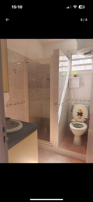 Sèche-cheveux, serviettes fournies, papier toilette