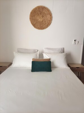 2 عدّة غرف نوم ومكواة/لوح كي وخدمة الإنترنت وملاءات أسرّة