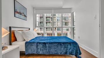 Suíte superluxo, vista para a cidade | Espaço de trabalho para notebook, ferros/tábuas de passar roupa