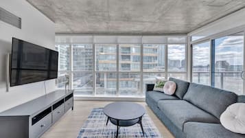 Espacio para trabajar con laptop y tabla de planchar con plancha