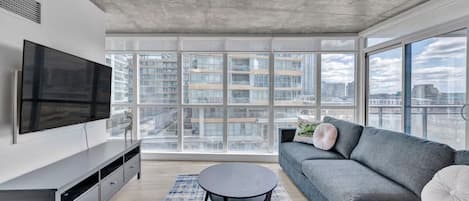 Espacio para trabajar con laptop y tabla de planchar con plancha