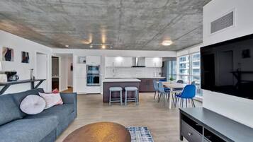 Espacio para trabajar con laptop y tabla de planchar con plancha