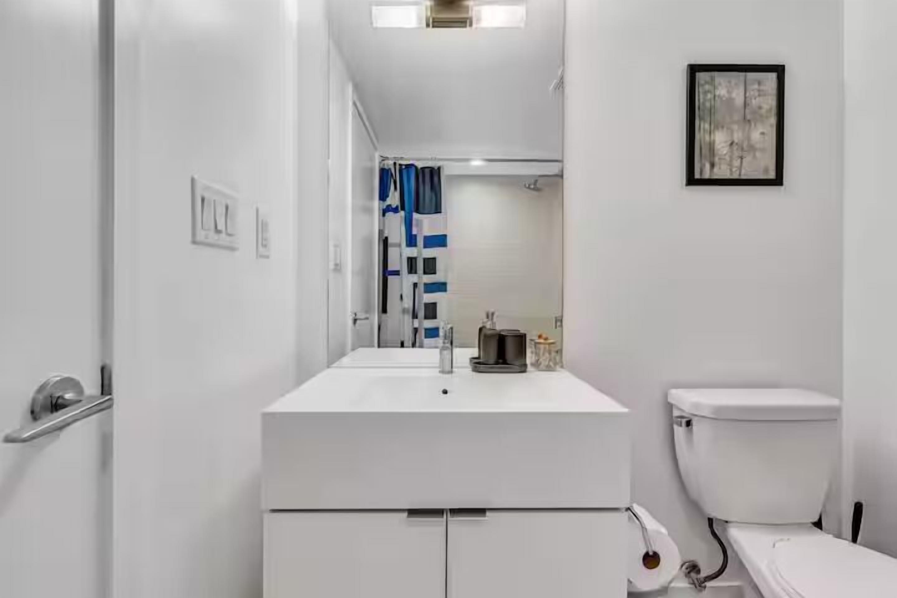 Luxury Suite, City View | Bathroom | Combined shower/bathtub, free toiletries, hair dryer, towels