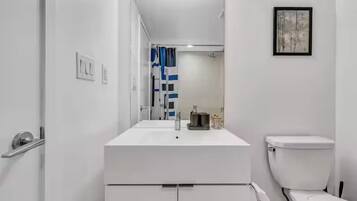 Luxury Suite, City View | Bathroom | Combined shower/bathtub, free toiletries, hair dryer, towels