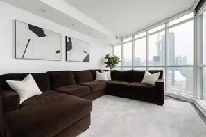 مساحة عمل للكمبيوتر المحمول ومكواة/لوح كي وواي فاي مجانًا