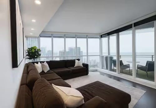 HostlyStays Luxury Suites 