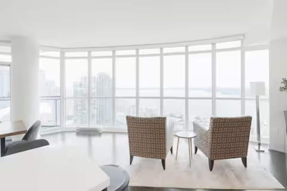 Ruang kerja ramah laptop, setrika/meja setrika, dan Wi-Fi gratis