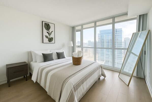 Espacio para trabajar con laptop y tabla de planchar con plancha 