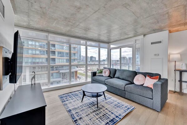 مساحة عمل للكمبيوتر المحمول ومكواة/لوح كي وواي فاي مجانًا