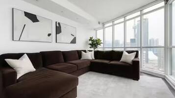 Suíte superluxo, vista para o lago | Área de estar