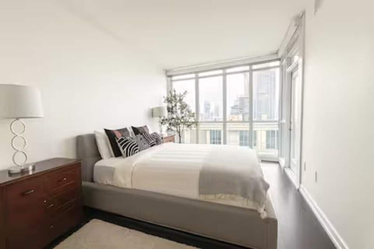 Ruang kerja ramah laptop, setrika/meja setrika, dan Wi-Fi gratis