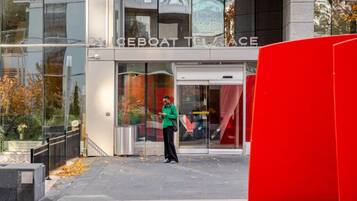 Ruang kerja ramah laptop, setrika/meja setrika, dan Wi-Fi gratis