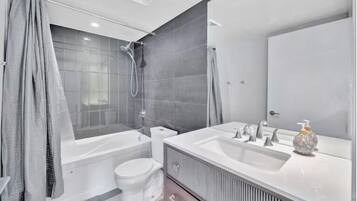 Habitació individual de luxe, vistes a la ciutat | Bany | Combinació de dutxa i banyera i articles de tocador gratuïts