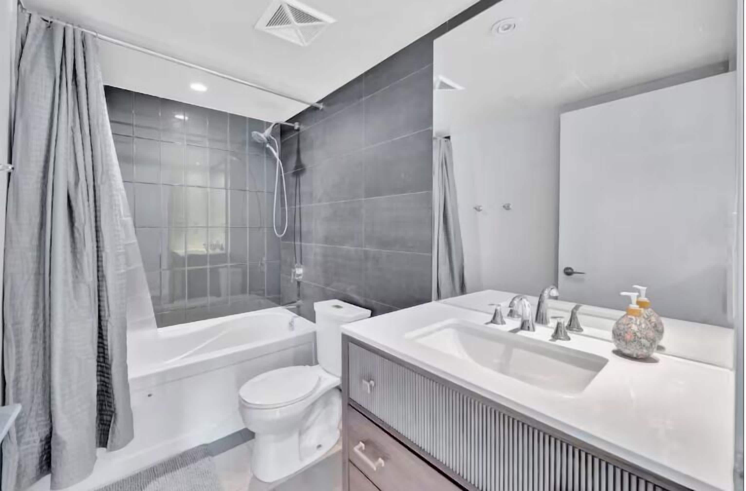 Luxury Single Room, City View | Bathroom | Combined shower/tub, free toiletries, hair dryer, towels