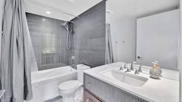 Bañera con ducha, artículos de tocador gratuitos, secador de pelo