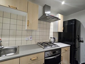 Mikrobølgeovn, ovn, kokeplater og oppvaskmaskin