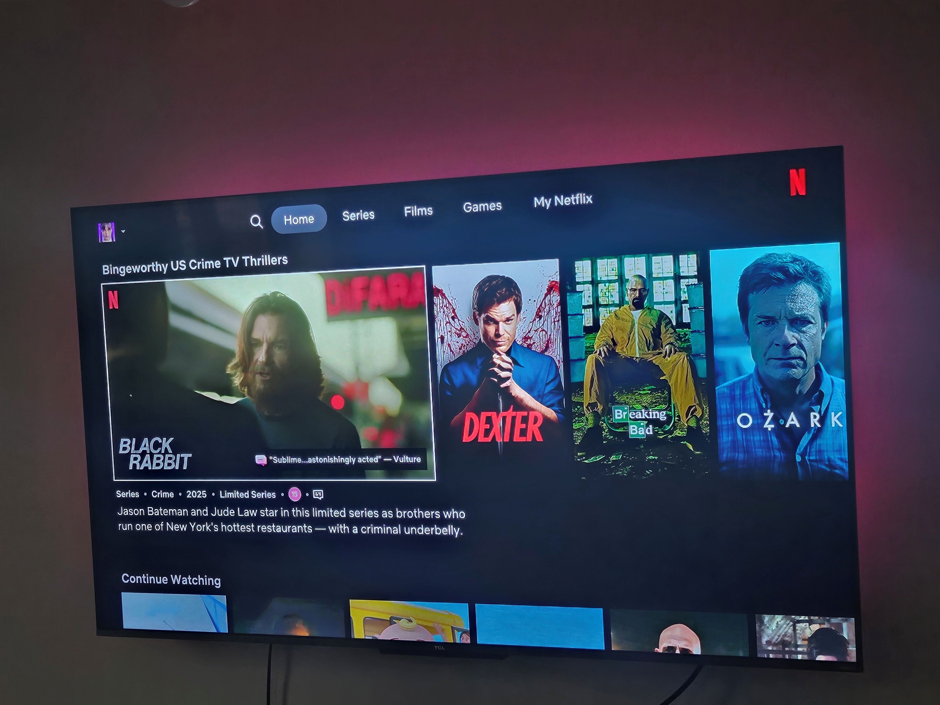 Una pantalla de televisión mostrando la interfaz de Netflix con una selección de series policiales estadounidenses.
