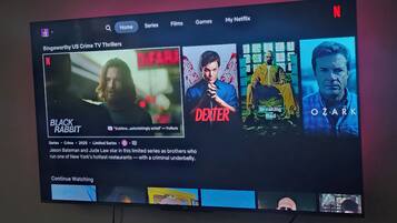 Una pantalla de televisión mostrando la interfaz de Netflix con una selección de series policiales estadounidenses.