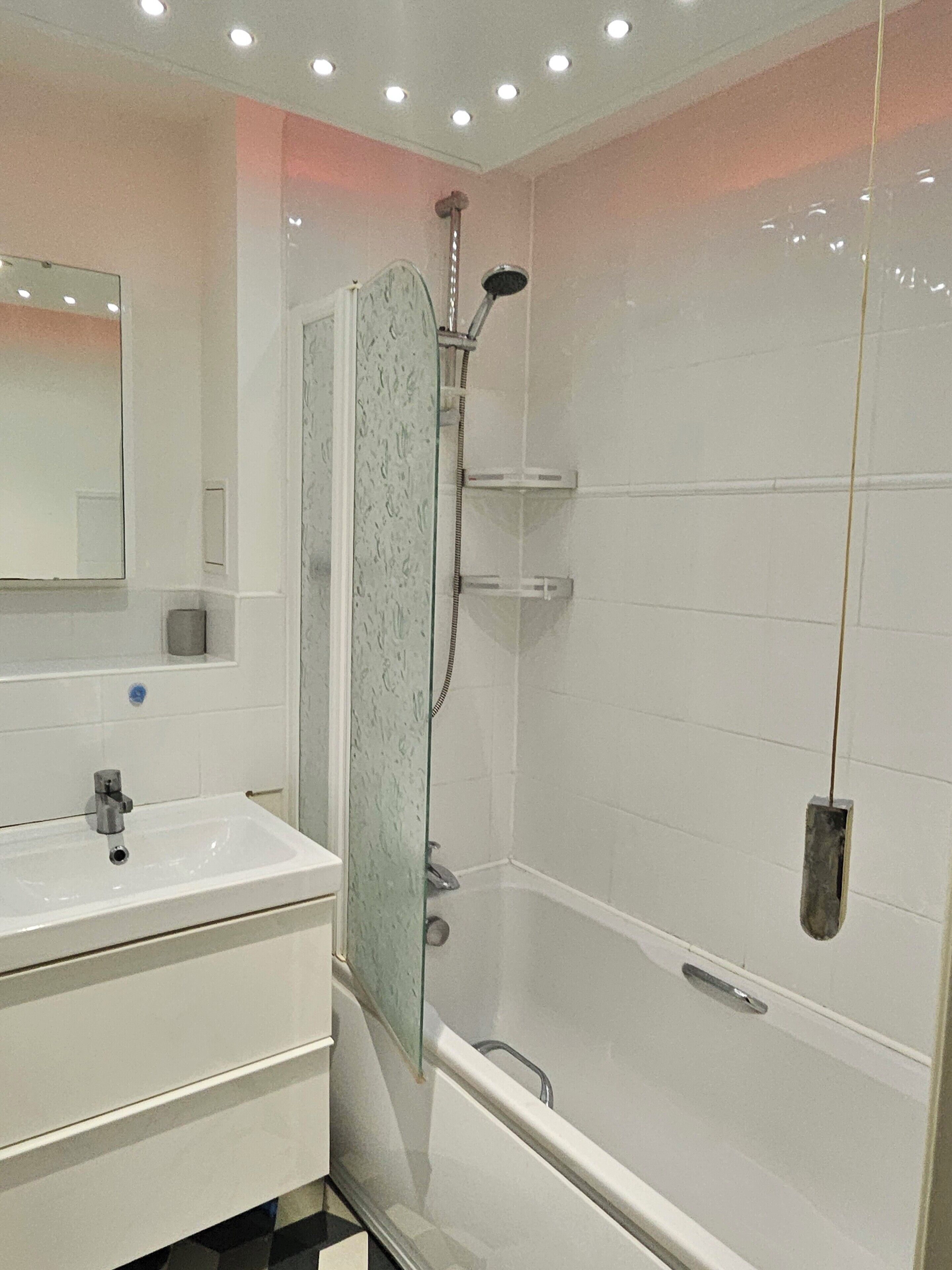 Bañera de hidromasaje, toallas, papel higiénico