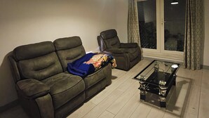 Una sala de estar con sofá, sillón y mesa de centro.