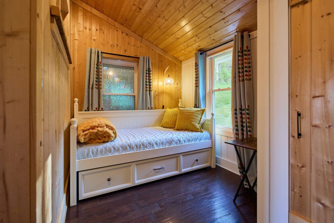 Silitysrauta/-lauta, Wi-Fi, vuodevaatteet