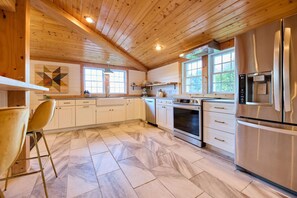 Fridge, microwave, oven, stovetop - Farm House | Hot Tub | Views | Fire Pit | Grill (Trade)