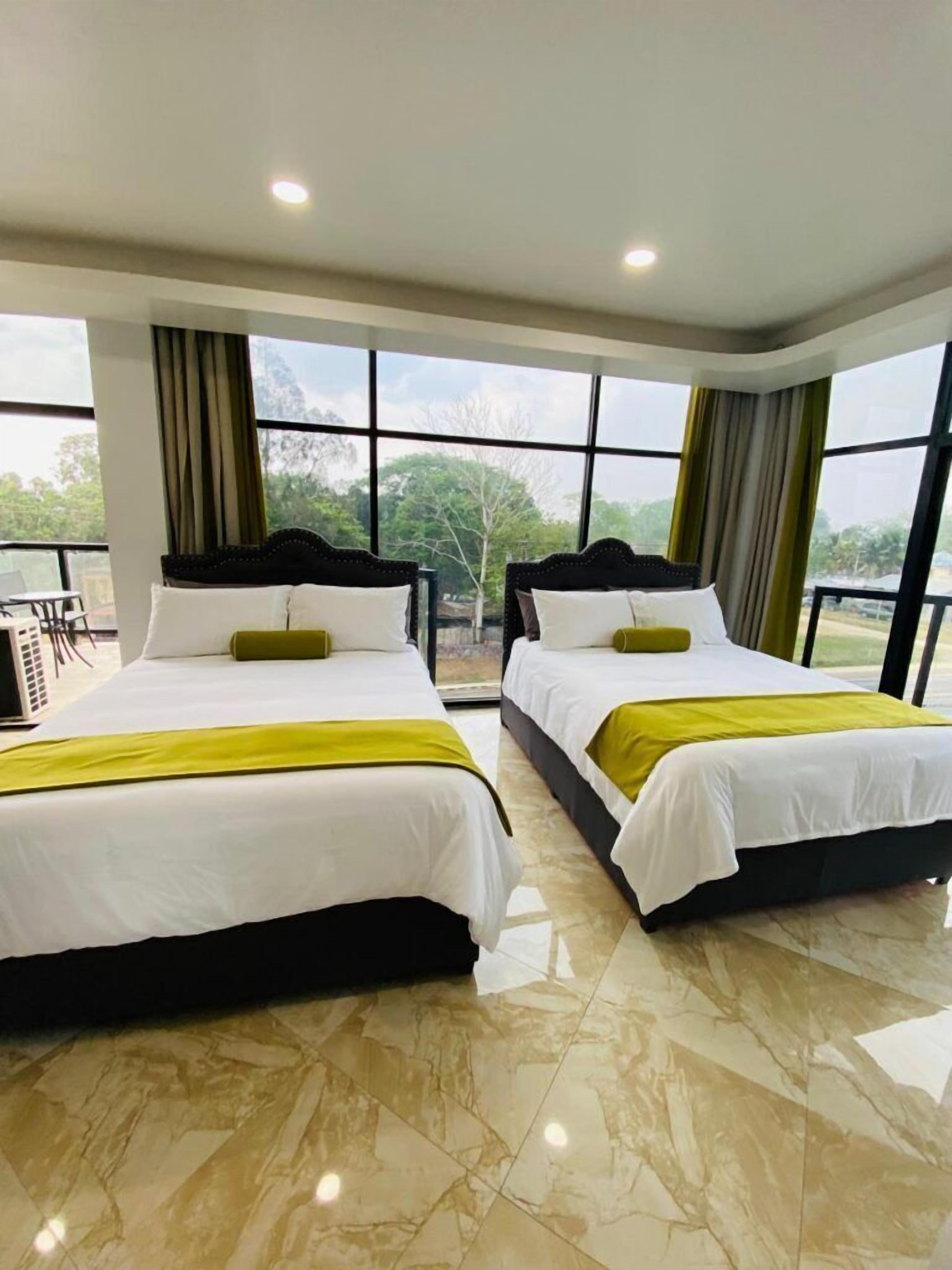 Superior dubbelrum - privat badrum | Värdeförvaringsskåp på rummet och arbetsyta för laptop