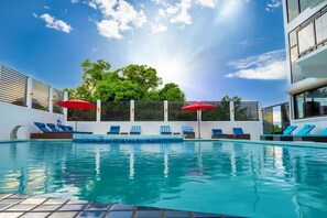 Kolam renang outdoor, dengan payung kolam renang dan kursi berjemur