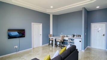 Suite Deluxe, balcón | Caja de seguridad en la habitación y espacio para trabajar con laptop