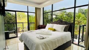 Caja de seguridad en la habitación y espacio para trabajar con laptop