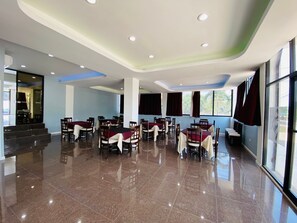 Desayuno con opciones de la cocina local incluido todos los días