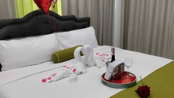 Habitación Confort doble, balcón | Caja fuerte, espacio para trabajar con un portátil, cortinas opacas