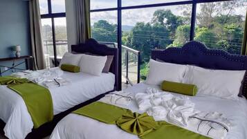 Caja de seguridad en la habitación y espacio para trabajar con laptop