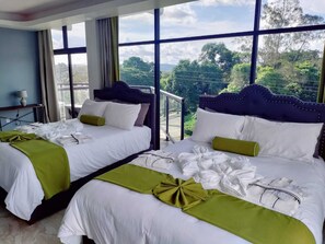 Suite Comfort, balkon | Brankas, ruang kerja ramah laptop, dan tirai kedap cahaya