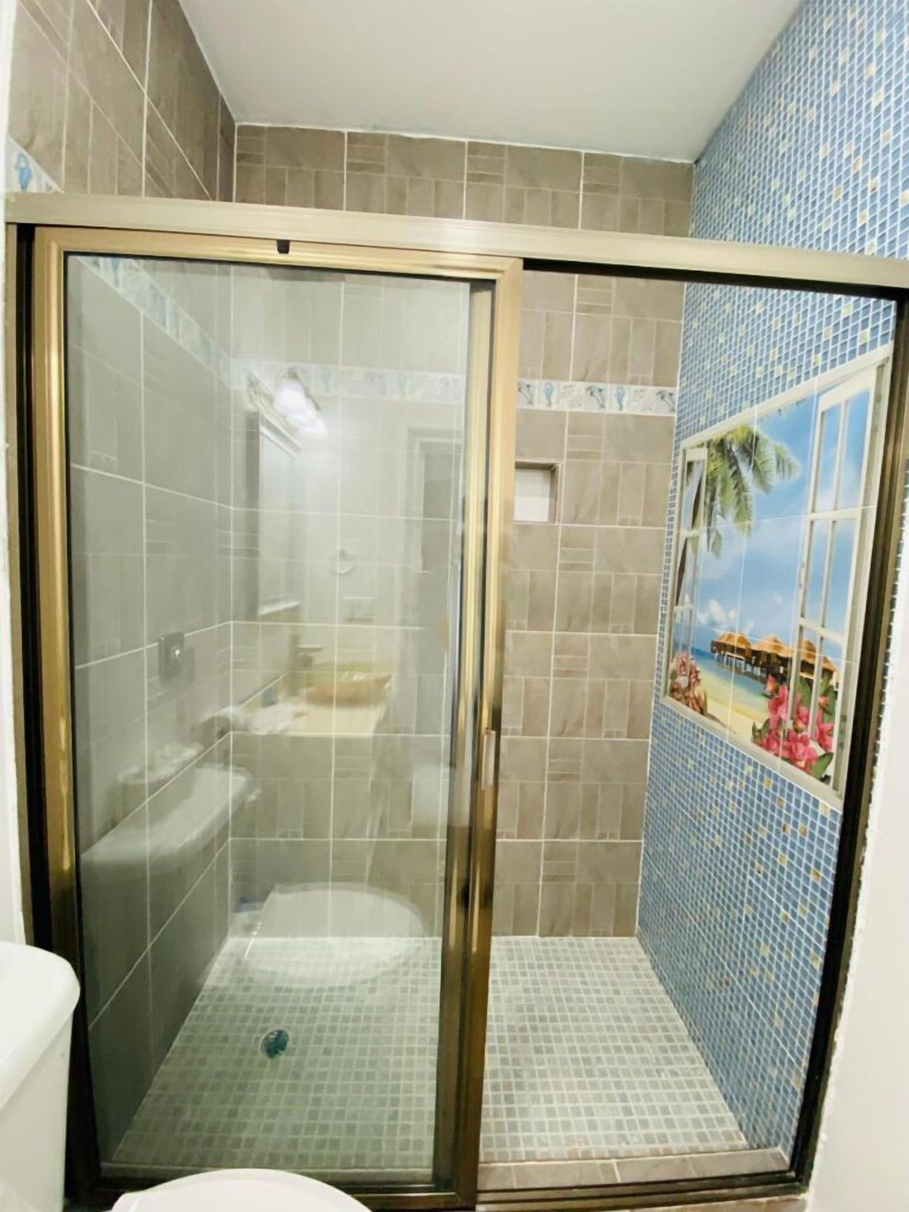 Classic dubbelrum - balkong | Badrum | Dusch, badrock, tofflor och handdukar