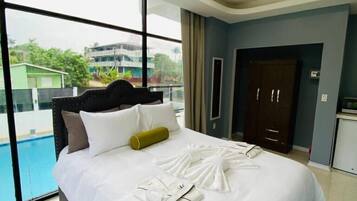 Classic Double Room, Balcony | In-room safe, laptop workspace, blackout drapes, soundproofing