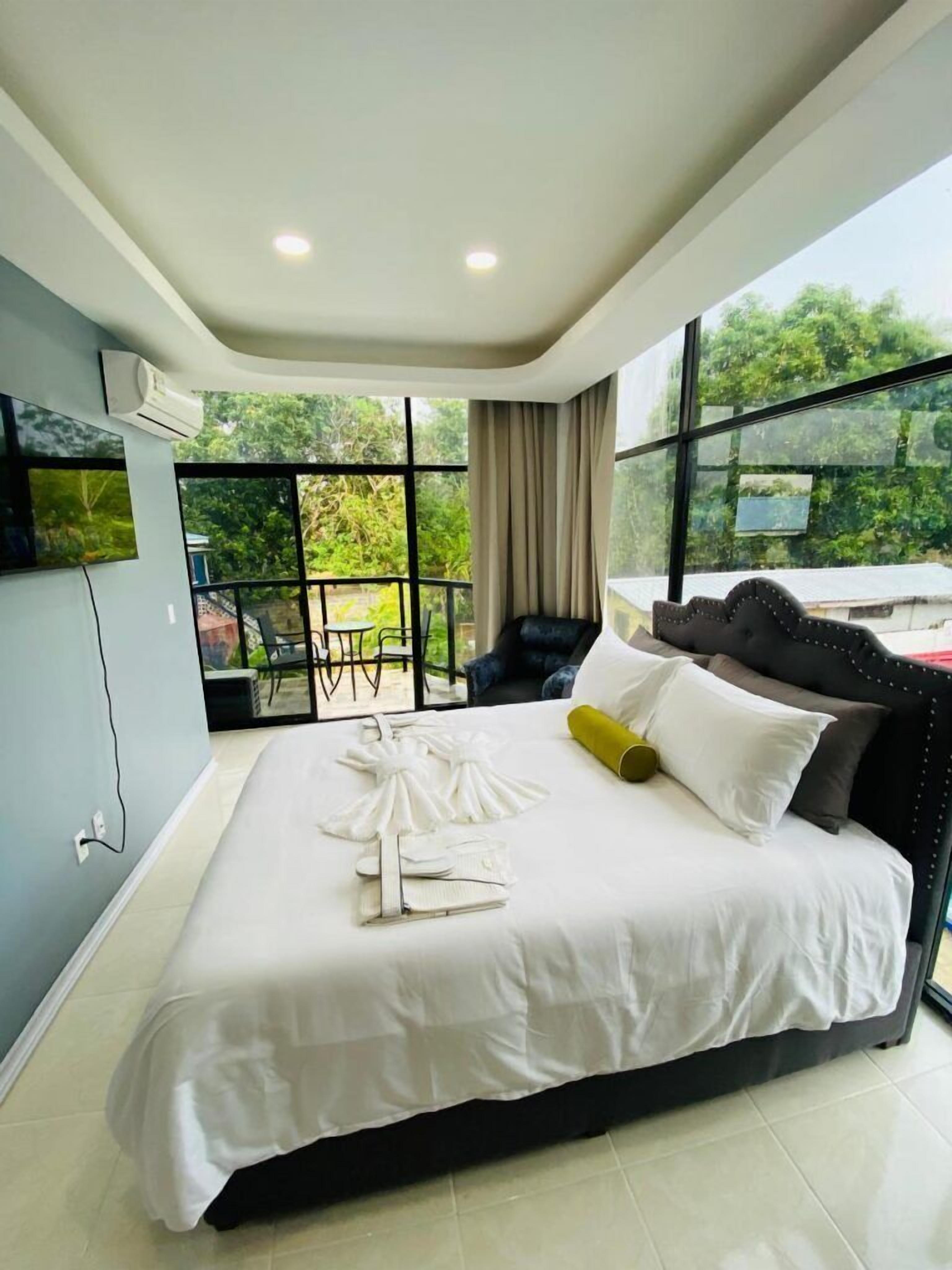 Classic Double Room, Balcony | In-room safe, laptop workspace, blackout drapes, soundproofing
