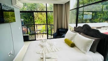 Classic Double Room, Balcony | In-room safe, laptop workspace, blackout curtains, soundproofing