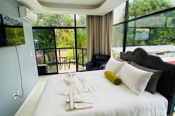 Quarto casal clássico, sacada | Cofres nos quartos, espaço de trabalho para notebook, cortinas blackout