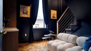 Lofted Queen Suite-Room 8 | Interior