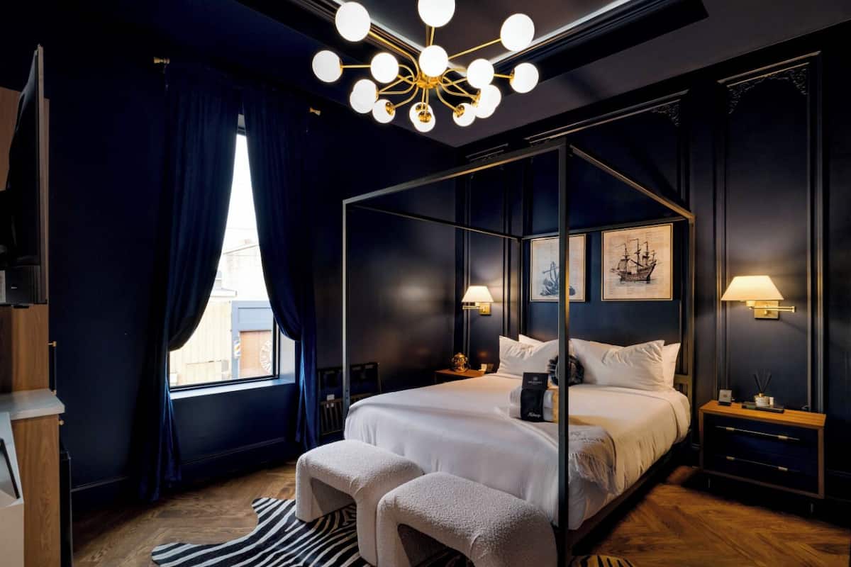 Classic Queen-Room 2 | Laptop workspace, iron/ironing board, free WiFi